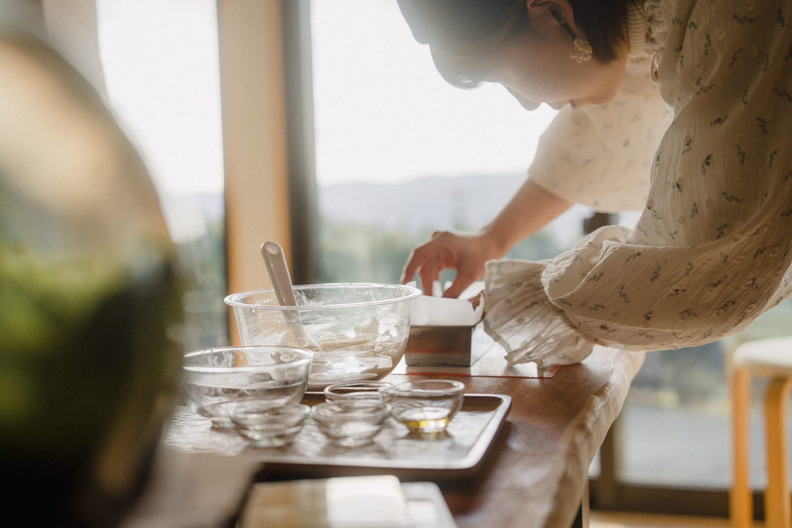 浜松市引佐町の米粉パン教室の講師によるレッスン風景
