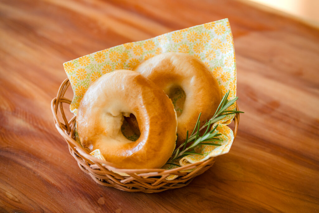 浜松市引佐町の米粉パン教室で焼き上げた米粉のベーグル