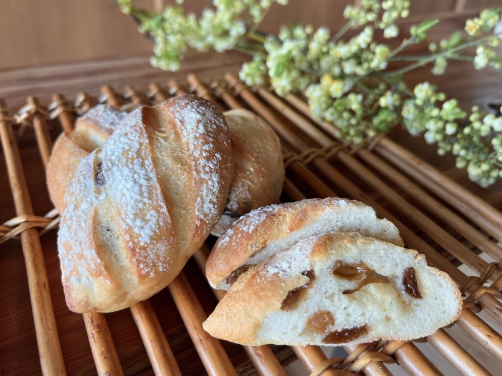 浜松市引佐町の米粉パン教室で焼き上げたレーズンパン